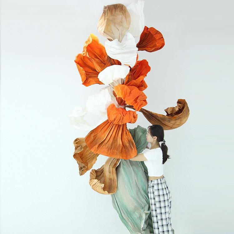 Oranži paberi kunsti installatsioon