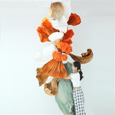 Oranži paberi kunsti installatsioon