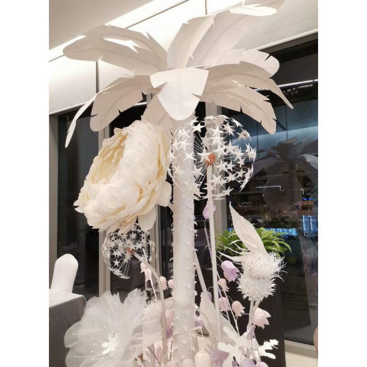 Suur paberist kookospähklipuu